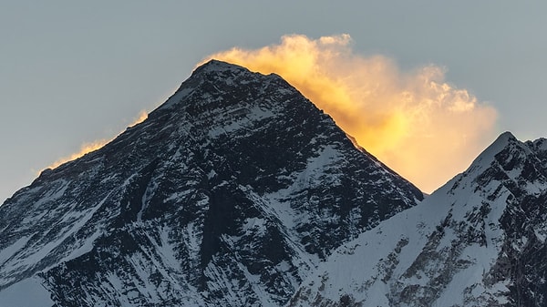 Everest Dağı, deniz seviyesinden 8.848,86 metre yükseklikte yer alıyor ve bu yüksekliğiyle Dünya'nın en yüksek zirvesi.