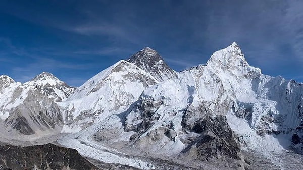 Araştırmalar, Everest’in büyümesinde nehirlerin önemli bir etkisi olabileceğini gösteriyor. Yükselişin ardındaki mekanizmalar tam olarak çözüldüğünde, Everest’in sıra dışı uzunluğunun arkasındaki gizem tamamen aydınlatılabilir.