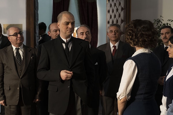 Türkiye'nin 1930'lı yıllarda modernleşme sürecini konu alan film, oyuncu kadrosuyla göz dolduruyor. Salih Bademci, Ahmet Rıfat Şungar, Ertan Saban, Melis Sezen, Birce Akalay, Okan Yalabık, Mehmet Özgür ve Şifanur Gül çokça ses getiren bu kadroda yer alıyor.