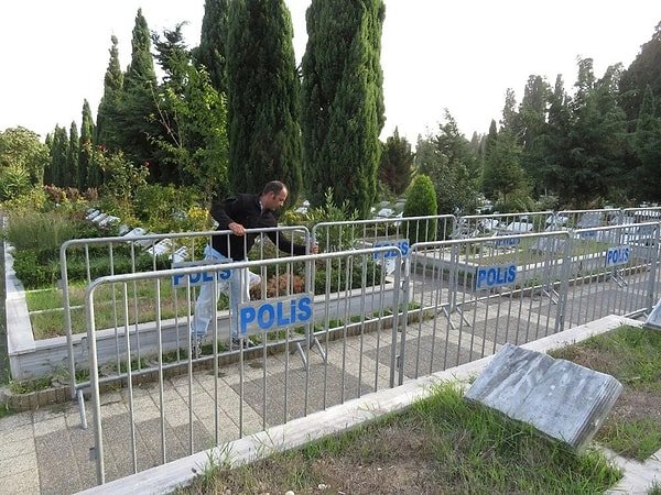 Polis ekipleri Cem Garipoğlu'nun mezarının bulunduğu Karacaahmet Mezarlığı'nda güvenlik amacıyla demir bariyerlerle tedbir aldı.