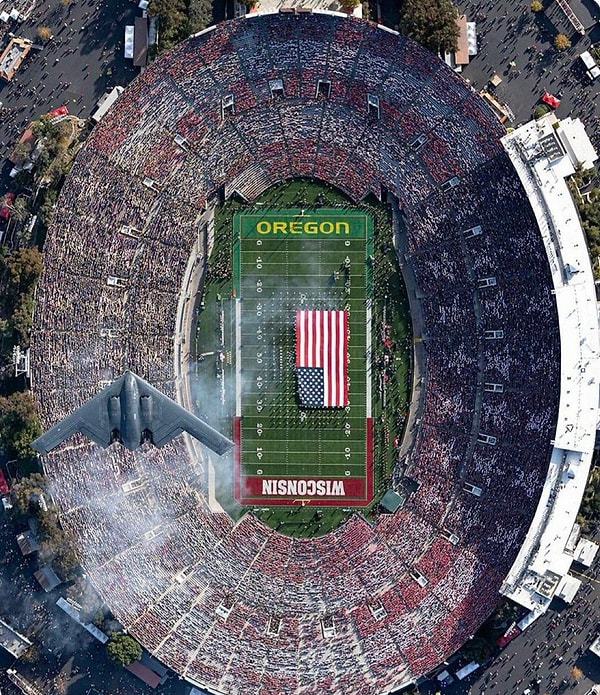 11. Gizli bombardıman uçağı ve o an, Rose Bowl