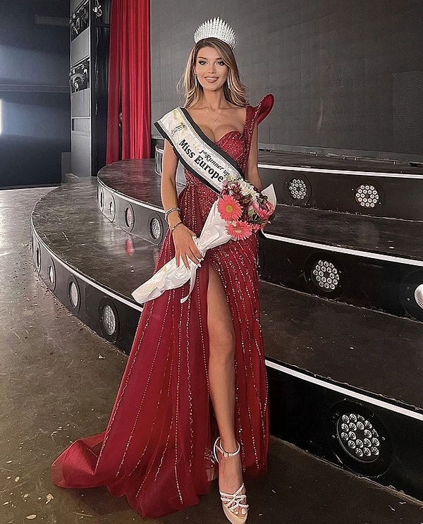 Kendisi, geçtiğimiz aylarda 1927’den beri Beyrut’ta düzenlenen 2024 World Miss Europe'ta Türkiye'yi temsil etmişti. En son 1993 yılında Arzum Onan'ın kazandığı yarışmada 31 sene sonra bayrağımızı dalgalandıran Elmas Yılmaz, Dünya Avrupa 1. Güzeli unvanını alarak hepimizi gururlandırmıştı.