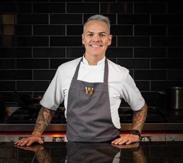 Simon Wood, İngiltere’de yayınlanan MasterChef programına 2015 yılında katıldı. Yarışmanın şampiyonu olan Wood, böylece profesyonel aşçılığa adım atmış oldu.