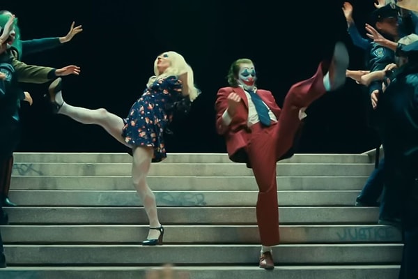 Aylardır 'Joker: İkili Delilik' daha vizyona girmeden çok konuşulur olmuştu. Fragmanları izleyenler bu filmin 2019'daki ilk filmden kötü olacağını düşünürken bazıları da bu filmin yaratıcı ve mükemmel olacağını dile getirmişti.