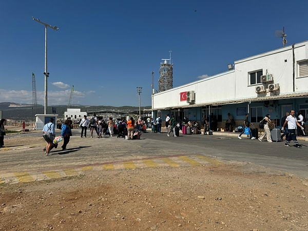 Lübnan’da başlayan savaştan kaçmak isteyenler ise bulabildiği yollarla ülkeyi terk ediyor.