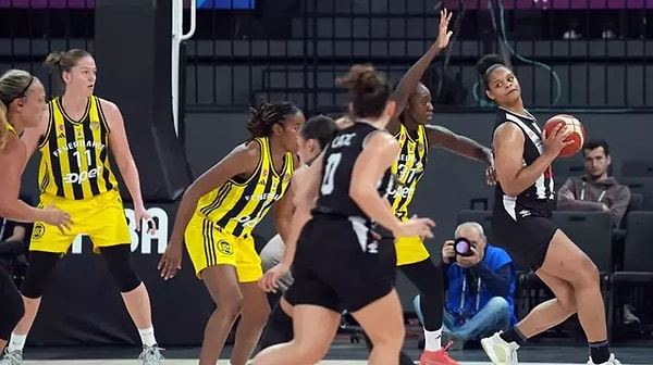 FIBA Kadınlar Basketbol Süper Kupa finalinde şampiyonu belirlemek için Fenerbahçe Opet ile Beşiktaş karşı karşıya geldi.