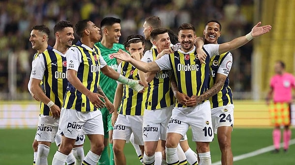 Fenerbahçe'nin ilk 11'i: Livakovic, Mert, Becao, Djiku, Oosterwolde, Amrabat, Szymanski, Fred, Tadic, İrfan Can, En-Nesyri