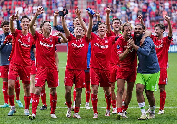 Twente'nin ilk 11'i: Unnerstall, Hilgers, Van Rooij, Bruns, Salah-Eddine, Vlap, Regeer, Stejin, Van Bergen, Van Wolfsinkel, Lammers