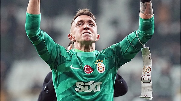 Muslera'nın ailevi problemlerinin olduğunu aktaran Tugay Kerimoğlu, "Muslera, Galatasaray'dan gittikten sonra tercihini hangi ülkeden yana kullanacak? Çünkü şu var; ailevi problemleri olduğu için her şey olabilir" dedi.