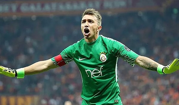 Muslera'nın ayrılık ihtimaline dair konuşan Kerimoğlu, "Giderse hiçbir şey diyemem çünkü ailesinin birinci sırada olduğunu çok iyi biliyorum. Ailesinin yaşadığı bazı özel sağlık problemleri de var. Açık ve net konuşuyorum kimse de bir şey diyemez" sözlerini sarf etti.