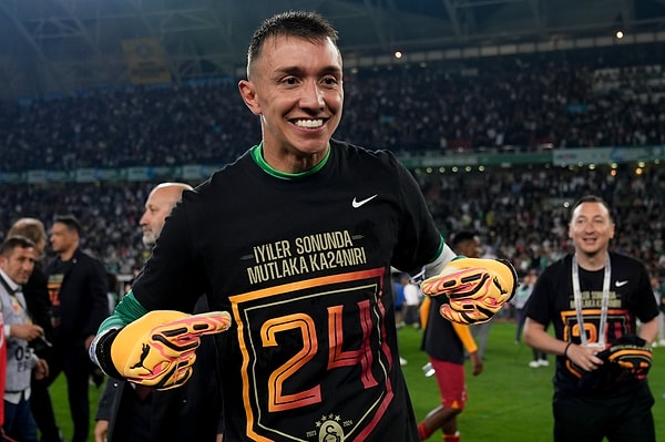 Muslera'nın ayrılmak istemesi halinde karara saygı duyulması gerektiğini vurgulayan Tugay Kerimoğlu, "Sezon sonu geldiğinde ne olur kimse bilemez. Gitmek isterse de karara da saygı duymak zorundasınız. Önemli olan şey Galatasaray'daki kaleci kalitesi. Muslera'dan sonra nereye gider o da soru işareti" diyerek sözlerini noktaladı.