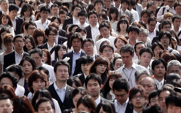 Japon toplumu, oldukça resmi bir yapıya sahiptir ve insanlara hitap ederken saygıyı ön plana çıkarır. Bu nedenle soyadları kullanılarak bir kişiye hitap etmek hem saygı göstergesi olarak kabul edilir hem de toplumsal kurallar çerçevesinde daha uygun bulunur.