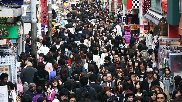 Soyadlarına eklenen unvanlar, Japonya'da oldukça yaygındır ve kişinin sosyal statüsüne, yaşına ve ilişkisine göre değişir. İşte bazı yaygın kullanılan unvanlar: