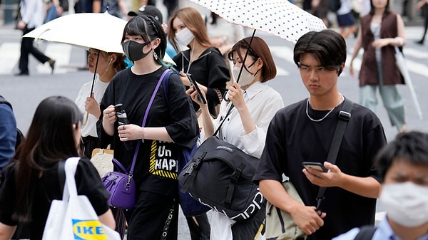 Ancak resmi veya yeni tanıştığınız birine ismiyle hitap etmek, Japonya’da kaba olarak algılanabilir ve karşı tarafı rahatsız edebilir.