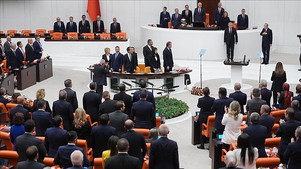 Cumhurbaşkanı Recep Tayyip Erdoğan’ın Meclis’e gelişinde CHP vekilleri ayağa kalkmış, Devlet Bahçeli ise DEM Parti yöneticileri ile tokalaşmıştı.