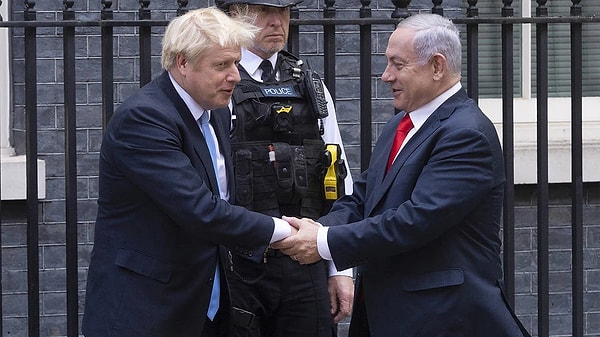 Gazetenin haberine göre, Johnson, 10 Ekim'de yayımlanacak "Unleashed" adlı anı kitabında, "Bibi (Netanyahu) bir süreliğine oraya gitti. Bu bir tesadüf olabilir ya da olmayabilir ama bana daha sonra böcek taraması yaptıklarında tuvalette dinleme cihazı buldukları söylendi." ifadesini kullandı.