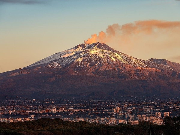 3. Avrupa kıtasındaki en yüksek yanardağ olan Etna hangi ülkenin sınırları içindedir?