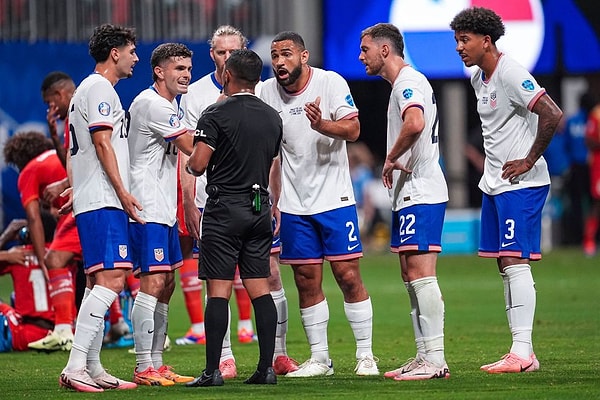 ABD’de ise 19. yüzyılın sonlarına gelindiğinde rugby ve futbol unsurlarını harmanlayan yeni bir spor doğdu. Bu yeni spor başlangıçta “gridiron football” olarak adlandırıldı, zamanla sadece “football” olarak anılmaya başlandı.