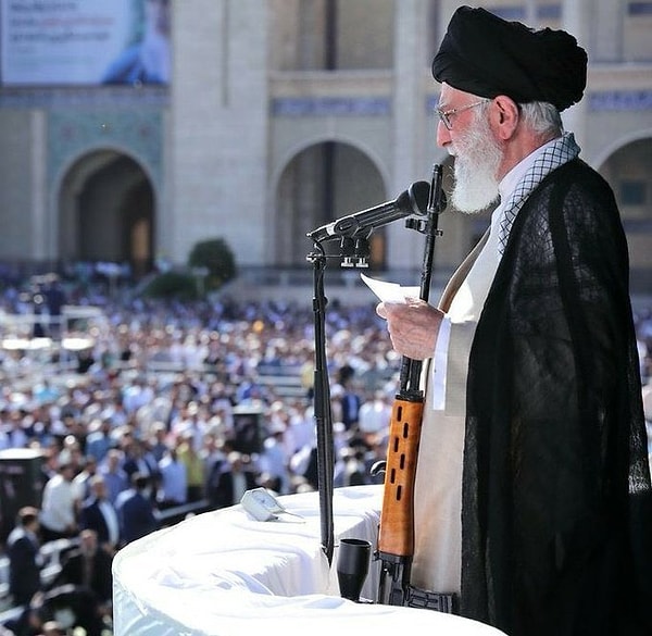 İran’ın dini lideri Ali Hamaney, bugün başkent Tahran’da Cuma namazı hutbesine elinde silahıyla çıktı ve İsrail’i tehdit etti.