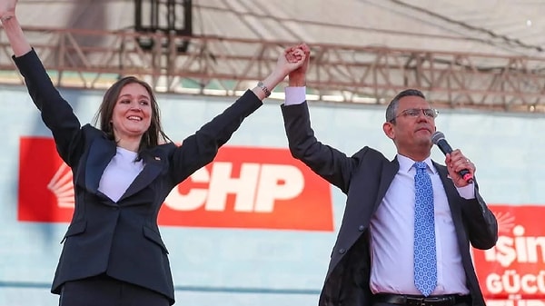 Bir internet sitesinde Ebru Küçükaydın ismiyle yayımlanan köşe yazısında, CHP lideri Özgür Özel ile Şehzadeler Belediye Başkanı Gülşah Durbay hakkında çirkin bir iddia ortaya atılmıştı.