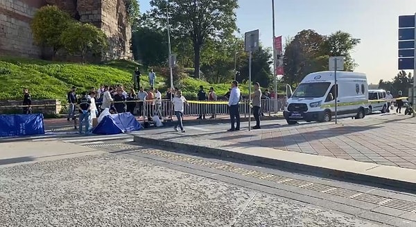 Ardından boğazına ip geçiren Çelik hayatına son verdi. Çelik'in Fatih'te öldürdüğü İkbal Uzuner'in eski sevgilisi olduğu, Eyüpsultan'da öldürdüğü Ayşenur Halil'in de şu anki kız arkadaşı olduğu iddia edildi. İhbar üzerine olay yerine çok sayıda polis ekipleri sevk edildi.