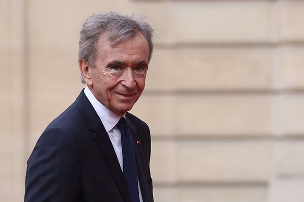 Fransız lüks giyim markası LVMH’in kurucusu ve CEO’su Bernard Arnault, 231 milyar dolarlık servetiyle dünyanın en zengin kişisiydi.