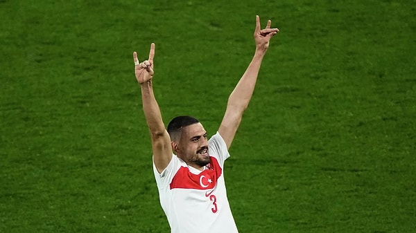 Siyasi sembol kullandığı gerekçesiyle Merih Demiral’a UEFA tarafından 2 maç ceza verildi. Cezanın kamuoyuna açıklanmasının ardından CHP'li Bolu Belediye Başkanı Tanju Özcan, Merih Demiral’ın heykelini kente dikeceğini duyurmuştu. O heykel bugün dikildi.