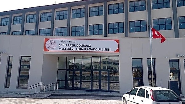 Niğde’de bir lisede feci deney kazası yaşandı. üzerlerine sülfürik asit ve çinko karışımı sıçrayan 8 öğrenci yaralandı.