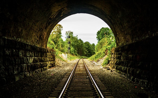 Bazı zaman aralıkları ile tünelin ucundaki ışıkların aydınlık değil de tren olduğunu bir nebze düşünüp endişelenmeyi becerebilirsek belki başımıza gelenleri de yarı yarıya engelleyebiliriz.