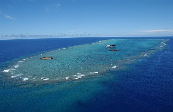 Bu kayalar aslında doğal olarak insan yaşamını sürdürebilecek kadar büyük değil. Fakat Japonya, bu kayaların birer ada olduğunu iddia ederek 248.643 km karelik deniz alanını kontrol etmek istiyor.