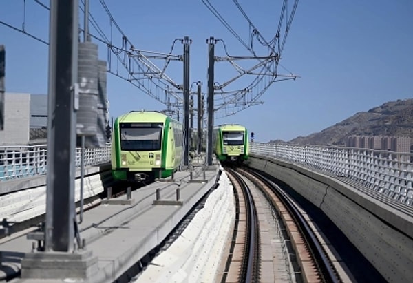 Bu nedenle Suudi Arabistan 2010 yılında bu metro hattını inşa ederek, hem trafik sıkışıklığını azaltmayı hem de hacıların güvenliğini sağlamayı amaçladı.