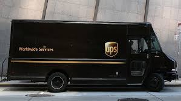 UPS’in verilerine göre, sol dönüşlerden kaçınma stratejisi sayesinde her yıl yaklaşık 10 milyon galon daha az yakıt tüketiliyor ve 20.000 ton daha az karbon dioksit salınıyor.