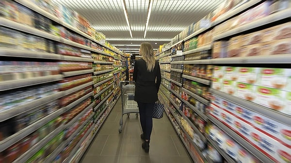 Asgari ücret zammı gelmeden etkisi market raflarını vurdu. Maaş zammı hareketliliği devam ederken marketlerde birçok ürün grubuna zam üstüne zam yapıldı.