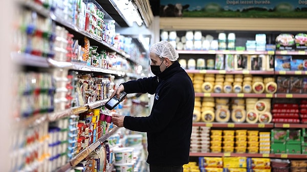 Türkiye gazetesinden Kaan Zenginli’nin haberine göre marketlerde  zam mesaisi başladı. Ayçiçeği, zeytinyağı, peynir, süt ve süt ürünleri gibi temel gıda malzemeleri olmak üzere pek çok ürünün fiyatı değişti.