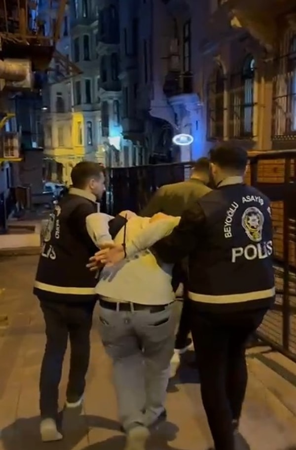 İstanbul’un eğlence merkezlerinden Beyoğlu’nda 2 kişi, yolda yürüyen bir kadını taciz etmişti. Gözaltına alınan tacizciler ilk önce savcılıktan serbest kalmış, sonrasında ise yeniden yakalanarak tutuklanmıştı.