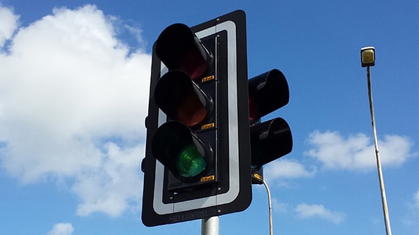 Ankara'dan başvuran bir vatandaş, trafikte dönüşlerde veya şerit değiştirmelerde sinyal lambasını kullanmayan sürücülere uygulanan idari para cezasına ek olarak, sürücü belgesinin geri alınması yaptırımının da uygulanabilmesi için yasal bir düzenleme talep etti.