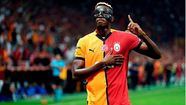 Galatasaray'ın bu sezon kiralık olarak kadrosuna kattığı yıldız golcü Victor Osimhen, hem futbol performansıyla hem de maçlarda taktığı maskesiyle dikkatleri üzerine çekiyor.