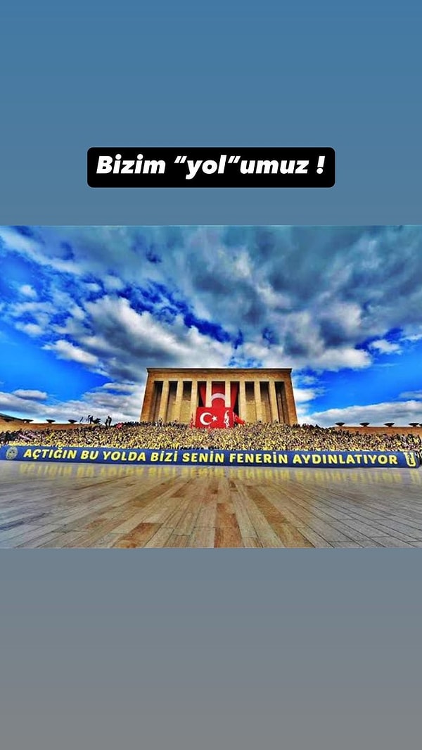 Mert Hakan Yandaş "Bizim 'yol'umuz" diyerek yayınladığı fotoğrafta Fenerbahçeli taraftarların Anıtkabir ziyaretini paylaştı.