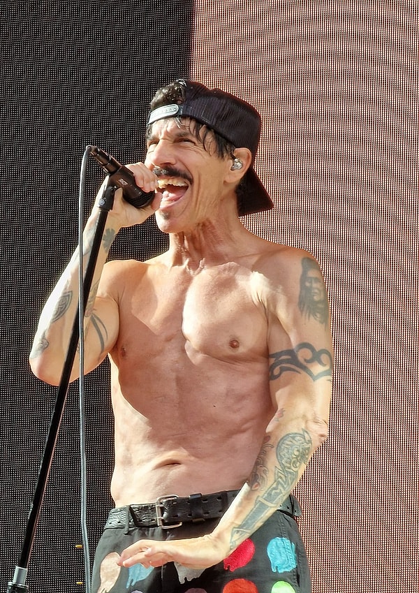 Dünyaca ünlü rock grubu Red Hot Chili Peppers’ın kurucusu ve başvokalisti Anthony Kiedis’in 2012 yılında yaşadığı ilişki üzerinden yıllar geçse de unutulmuyor.