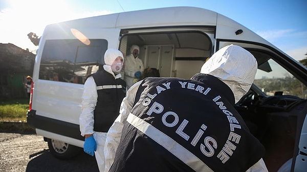 Kadının cesedi ise dün akşam haber alamayan yakınlarının merak etmesiyle bulundu. İhbar üzerine bölgeye polis ve sağlık ekibi sevk edildi. Ekiplerin evde yaptığı inceleme sonrasında Aslan'ın cenazesi otopsi için adli tıp kurumuna kaldırıldı.