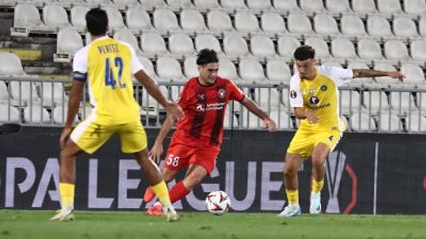 Maccabi futbolcularının sürekli tacizi ve soyunma odasında saldırısıyla karşı karşıya kalan Aral için İsrail basını, Aral'ın ilk yarıda Lamkin’e “Özgür Filistin” diye bağırdığını ve olayların bu sebeple başladığını iddia etti.