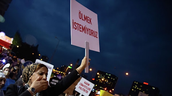 "Sapık bir adamın neden peşime takıldığını anlatmak zaten ağır çünkü sebebini ben bile bilmiyorum...Destek ve yardım istediğinizde kadınlığınıza, ahlakınıza saldırıyorlar."