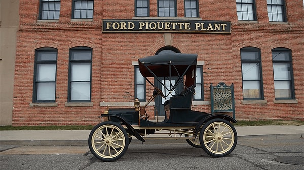 Tarihe baktığımızda otomobil endüstrisinin babalarından Carl Benz’in 1888’deki ilk arabasıyla birlikte Amerikalı Henry Ford’un seri üretim süreci Detroit’i Motor Şehri haline getirdi.