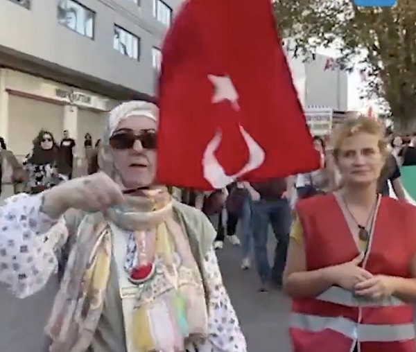 Görevlinin “Sen provokasyon yapıyorsun” sözleri üzerine kadına müdahale edildi.