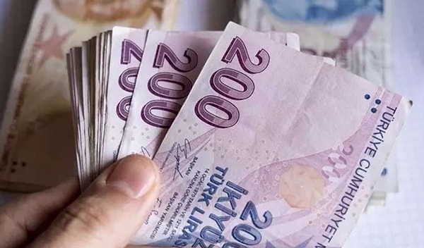 Cumhuriyet Gazetesi'nin Merkez Bankası verilerinden aktardığı bilgilere göre, Türkiye'de artık tedavüldeki banknotların yüzde 49.7'si en büyük para olan 200 TL'lerden oluşuşor.