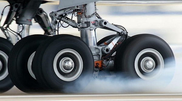 Uçak lastiklerinde ayrıca 300 derece sıcaklıklarda devreye girebilen termal tapalar da bulunur. Bu tapalar aşırı ısındıklarında lastiğin içindeki gaz basıncını dışarı vererek ani patlamaların önüne geçer.