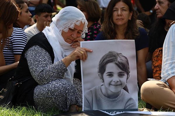 Ayrıca soruşturma savcılarının elde ettiği bilgilere göre, evdeki delillerin yok edilmesi için pek çok yöntemin kullanıldığı; eşya, kıyafet ve halıların özel yöntemler kullanılarak yıkandığı tespit edildi.