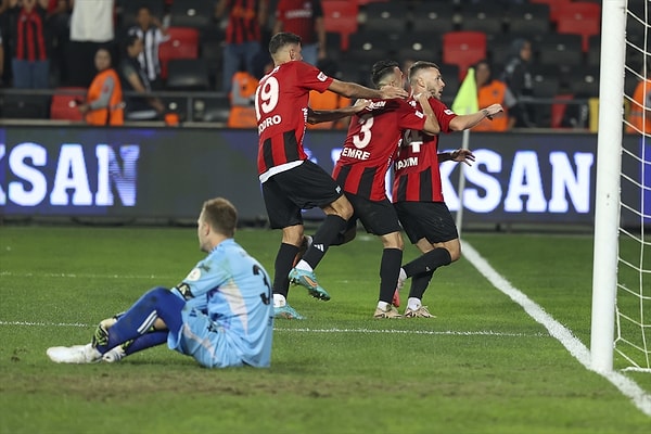 Beşiktaş, Gaziantep deplasmanında üç puanı kutlamaya hazırlanırken eski futbolcusu Maxim'in golüyle yıkıldı.