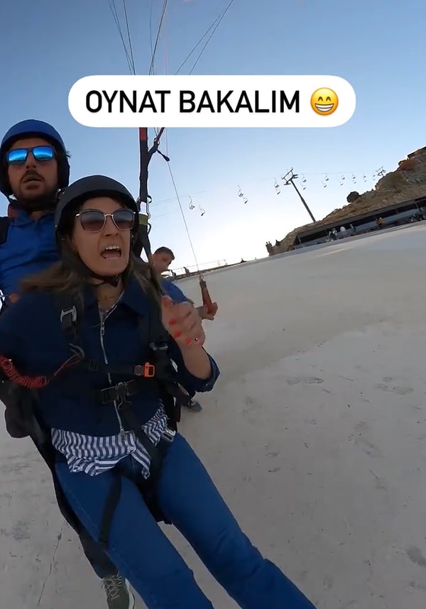 Yamaç paraşütü yapmaya karar veren kadın ilk saniyeden itibaren gergin anlar yaşamaya başlamıştı. Neyi nasıl yapacağı, acaba doğru mu yapacağı hakkında binbir türlü düşüncenin aklında döndüğü belliydi.