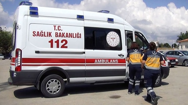 İddianameye göre Çöllüoğlu, 'Neden ambulansın sireni çalışıyor' diye bağırmaya başladı. Ambulans şoförü Çınar da, “Ağır hasta taşıyorum acil hastaneye gitmemiz gerek” dese de Çöllüoğlu izin vermedi.